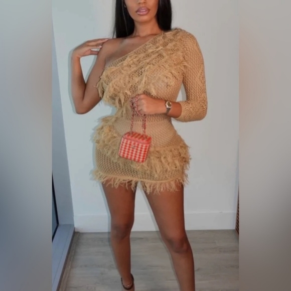 Chic One Shoulder Fringe Dress in Tan. Excellent Condition NWOT Size Medium - Picture 3 of 9